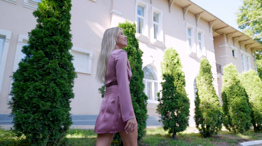 Девушка Лермонтовский корпус.jpg